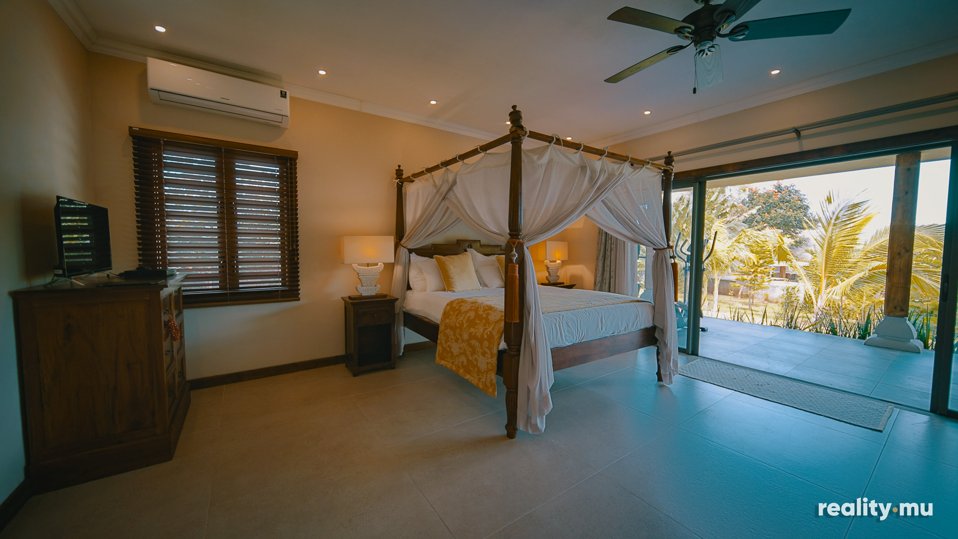 villa-bedroom